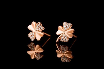LINEA QUADRIFOGLIO - ORECCHINI PUNTI LUCE ROSA