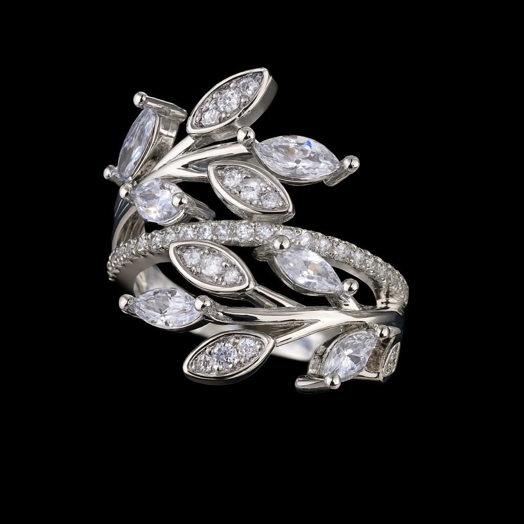 NATURE INSPIRED LINE - LEAF OF LIGHT RING